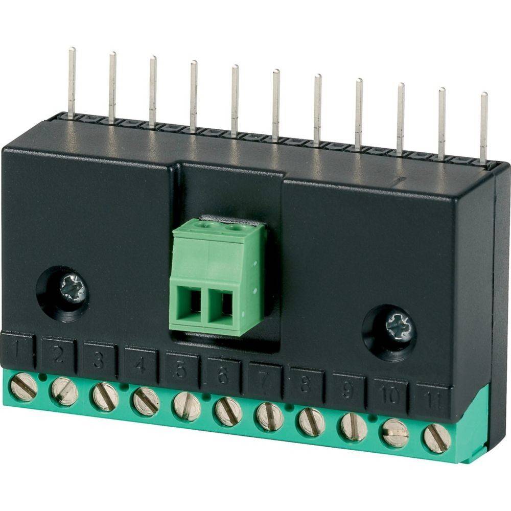 Ein schwarzer elektrischer Anschlussblock mit nummerierten Steckplätzen von 1 bis 12 und vertikalen Metallstiften oben, der zum Anschließen von Kabeln verwendet wird.