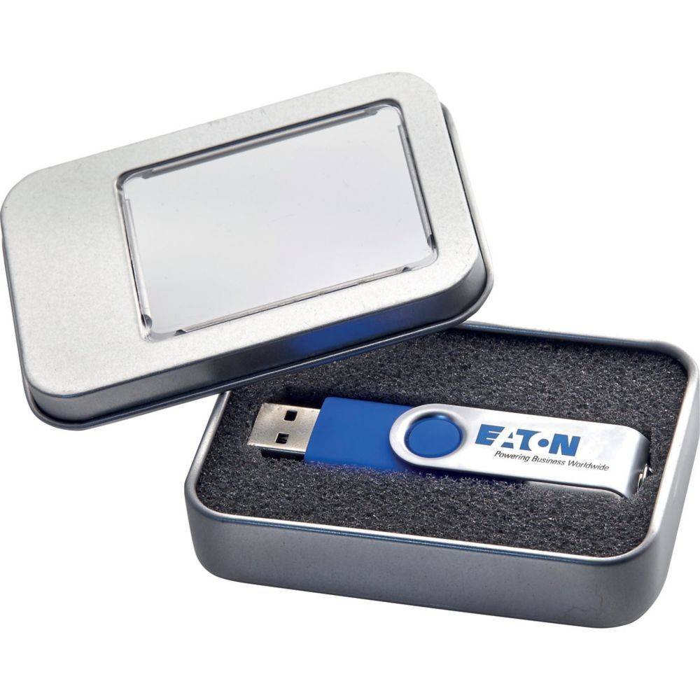 USB-Stick in einer offenen Metalldose. Der Stick ist blau mit weißem Gehäuse und trägt das Firmenlogo sowie den Slogan 