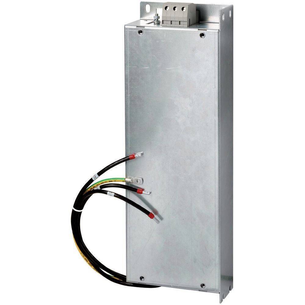 Eine rechteckige Metallkomponente mit angeschlossenen Drähten. Es scheint sich um einen Kondensator zu handeln, der in elektrischen Schaltkreisen verwendet wird.