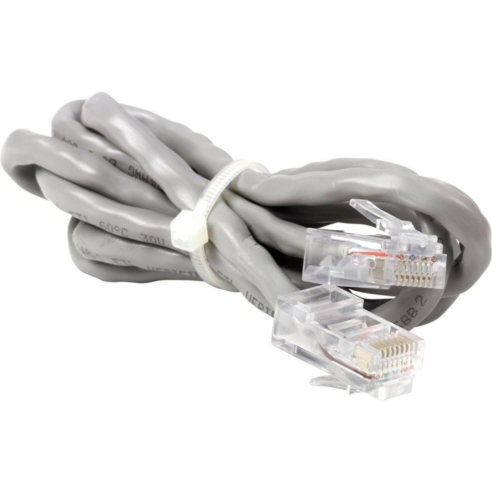 Ein gewickeltes graues Ethernet-Kabel mit transparenten RJ45-Steckern an beiden Enden, gesichert durch eine weiße Befestigungsvorrichtung.