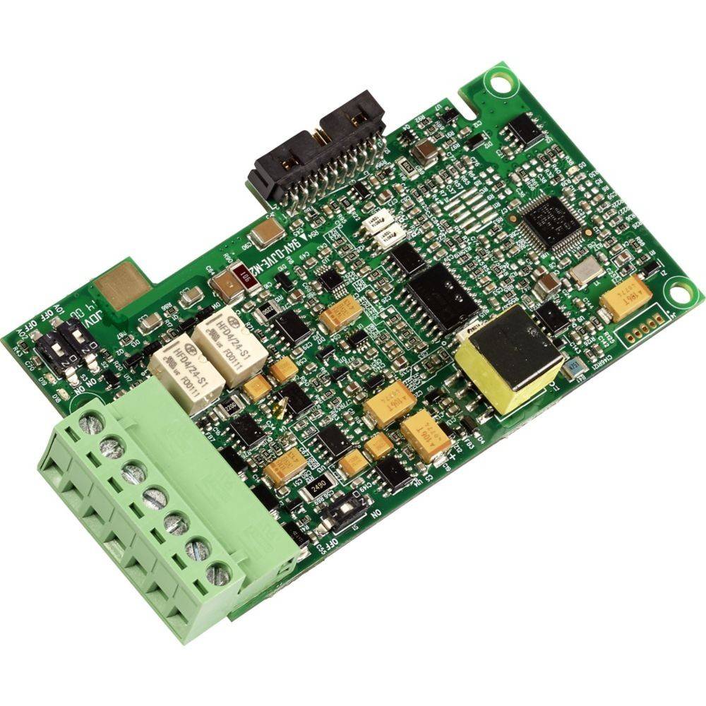 Eine grüne elektronische Leiterplatte mit verschiedenen kleinen Komponenten wie Kondensatoren, Widerständen und Anschlüssen, die typischerweise in elektronischen Geräten verwendet wird.