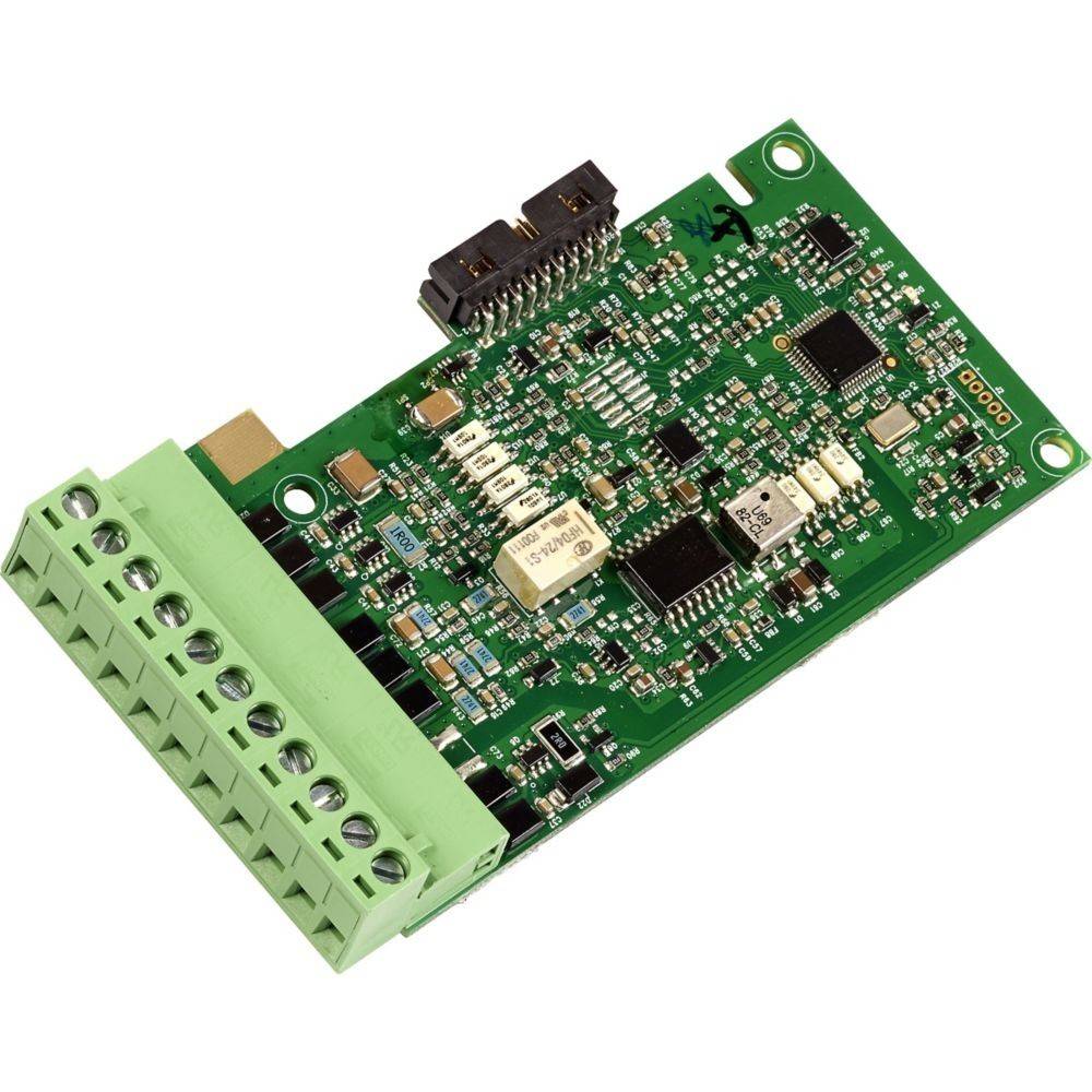 Eine detaillierte grüne Leiterplatte mit mehreren Komponenten, Anschlüssen und Pins, die für elektronische oder Computerzwecke verwendet wird.