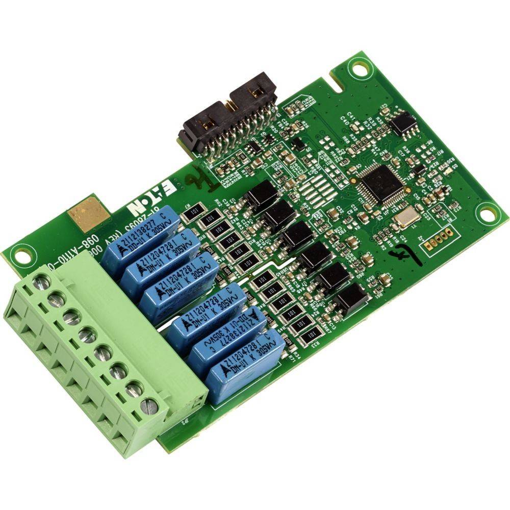 Eine grüne Leiterplatte mit verschiedenen elektronischen Komponenten, einschließlich Kondensatoren, Widerständen und Mikrochips, die zur elektronischen Steuerung verwendet wird.