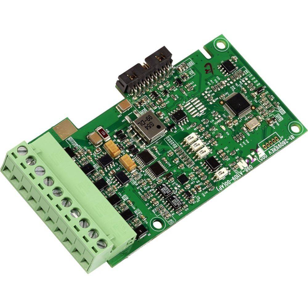Eine grüne Leiterplatte mit verschiedenen elektronischen Komponenten, Anschlüssen und Mikrochips, die für elektronische oder Rechenzwecke verwendet wird.