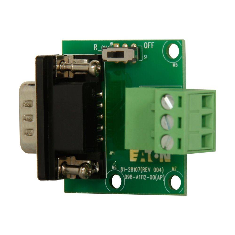 Eine kleine elektronische Leiterplatte mit Anschlüssen, einschließlich eines grünen Anschlussblocks und eines schwarzen Anschlusses, auf der 