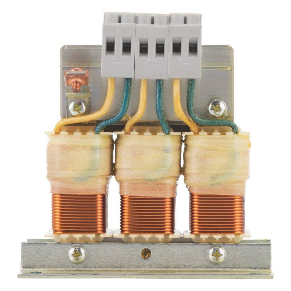 Ein Dreiphasentransformator verfügt über drei Kupferspulen, die mit isolierendem Material umwickelt und an einen Sammelschienenklemmenblock für die elektrische Verteilung angeschlossen sind.