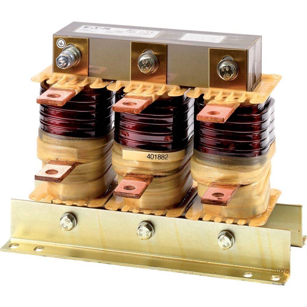 Drei zylindrische elektrische Spulen mit roter Isolation, horizontal auf einer Metallbasis angeordnet, durch Kupferklemmen verbunden.