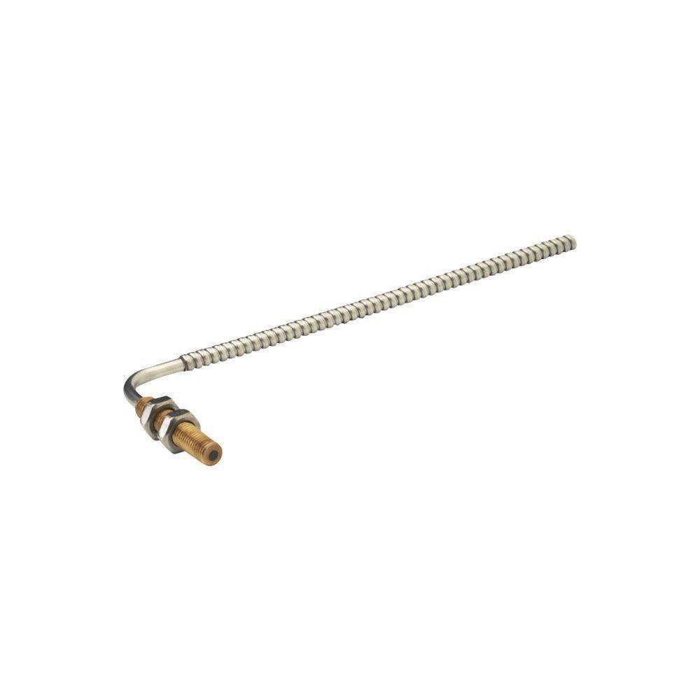 Ein Metallsprinkler-Schwenkarm mit einem Messingdrehgelenk und einem silbernen Metallrohr mit mehreren kleinen Düsen zum Bewässern.