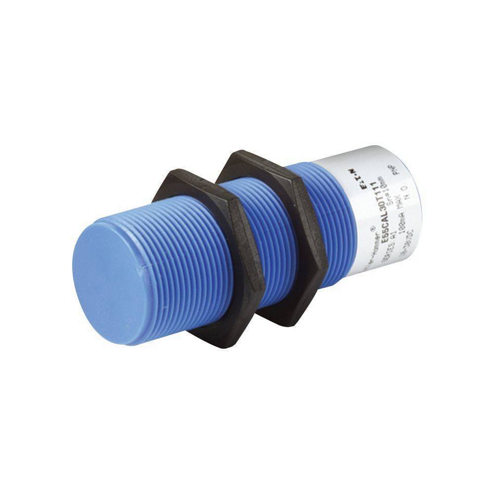 Ein blauer zylindrischer Sensor mit Gewinderillen, gesichert durch zwei schwarze Sechskantmuttern und einem silbernen Etikett an der Seite.