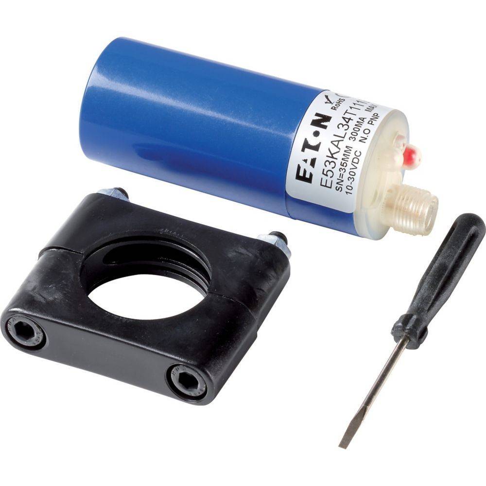 Sensor mit blauem Gehäuse, beschriftet mit 'Eaton E53-KA34', inklusive Montagebügel und einem kleinen Schlitzschraubendreher.