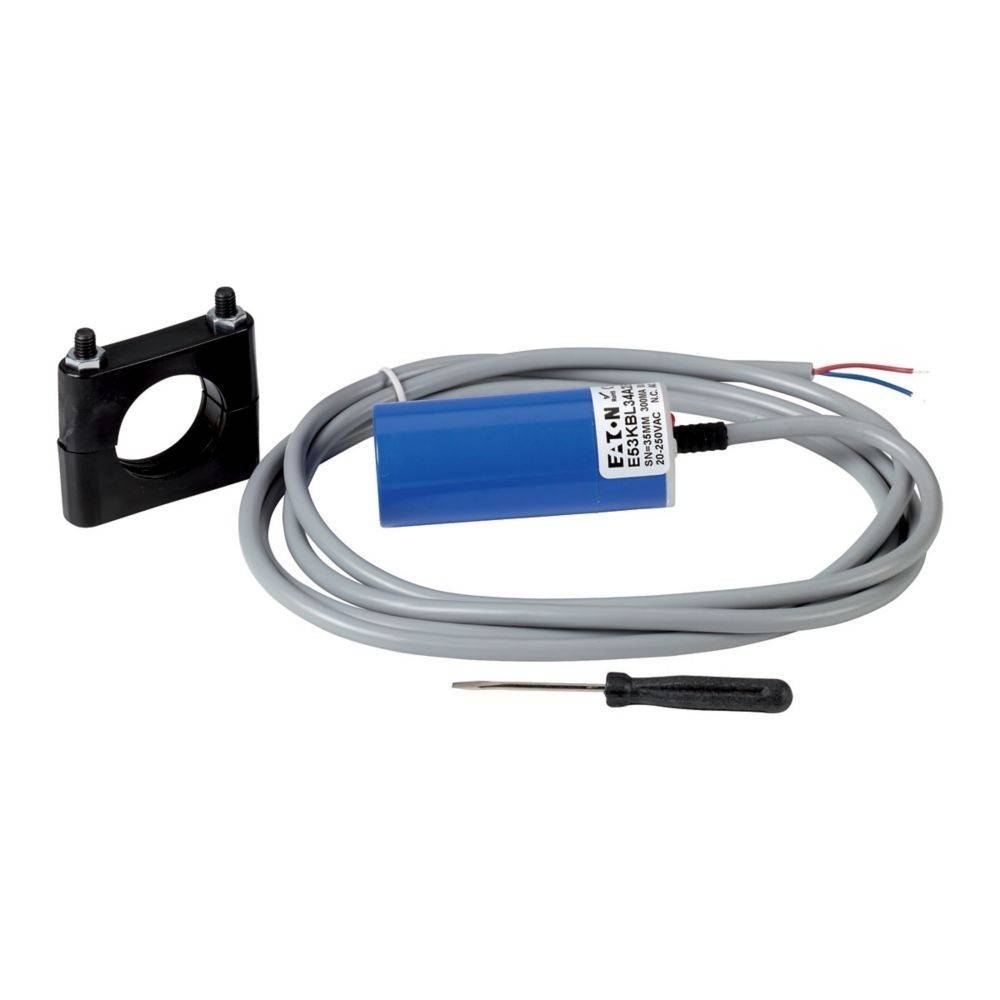 Ein blauer zylindrischer Sensor mit angeschlossenem Kabel ist neben einem kleinen schwarzen Halterungswinkel und einem Schraubendreher aufgerollt.