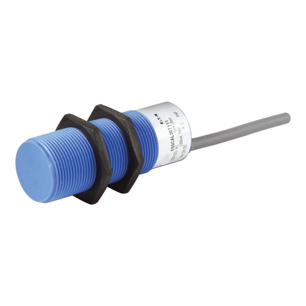 Ein zylindrischer blauer Näherungssensor mit einem Gewindegehäuse und einem Kabel, der zur Erkennung von Objekten ohne direkten Kontakt verwendet wird.