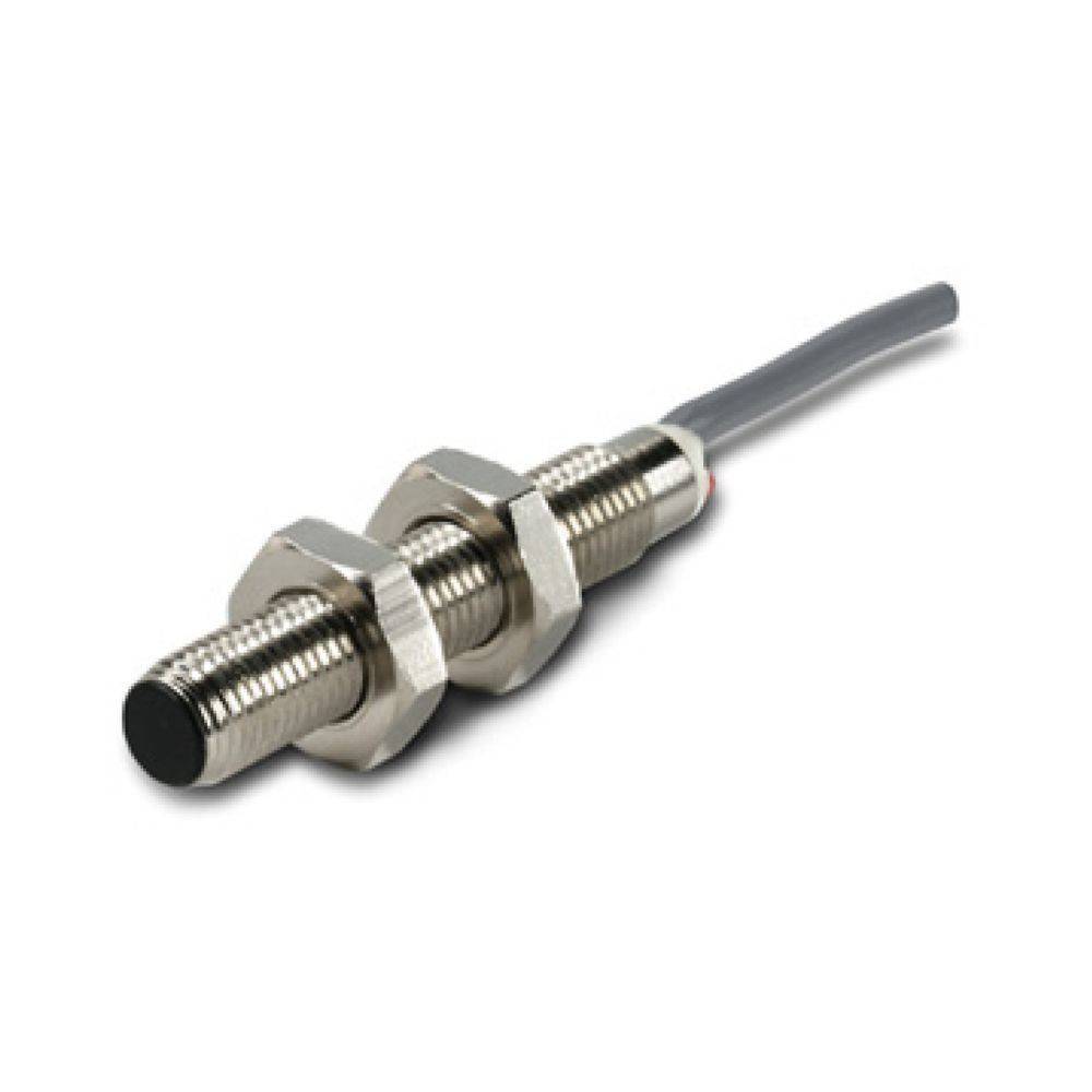 Ein zylindrischer Metallnäherungssensor mit einer schwarzen Detektionsoberfläche und einem angeschlossenen grauen Kabel, der zur Objekterkennung in Automatisierungssystemen verwendet wird.