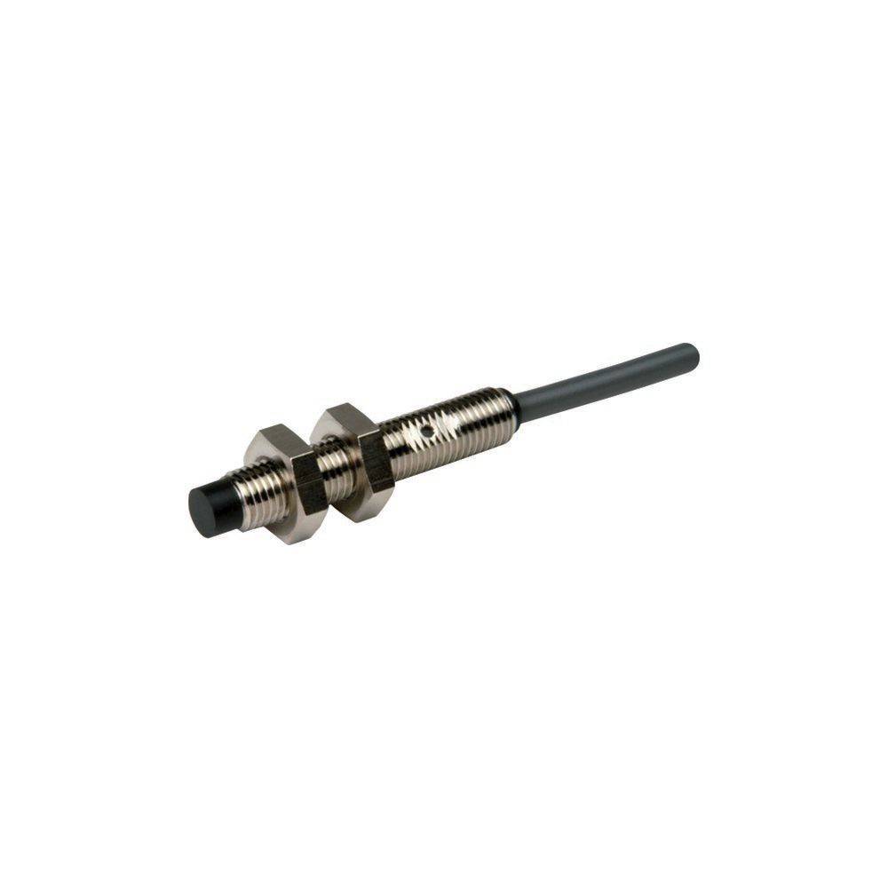 Ein zylindrischer Näherungssensor mit einem Metallgewindekörper, schwarzer Sensoroberfläche und einem Kabel, das von der Rückseite zur Verbindung herausragt.