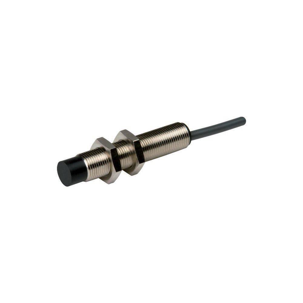 Ein zylindrischer Metallsensor mit schwarzer Spitze und Kabel, der zur Näherungserkennung in industriellen Anwendungen verwendet wird.