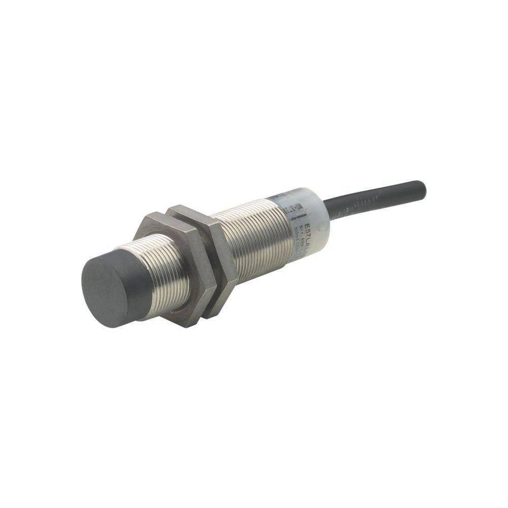 Ein zylindrischer induktiver Sensor mit Gewinde, einer schwarzen Sensoroberfläche und einem angeschlossenen Kabel für elektrische Verbindungen.