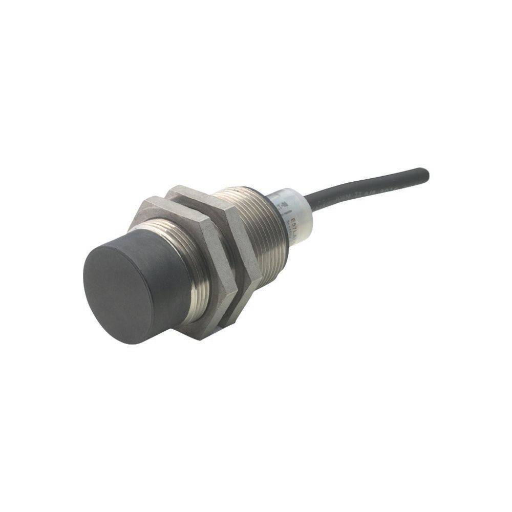 Ein zylindrischer industrieller Sensor mit schwarzer Frontseite und metallenem Gewindeleib, angeschlossen an ein schwarzes Kabel, geeignet für Näherungserkennung.