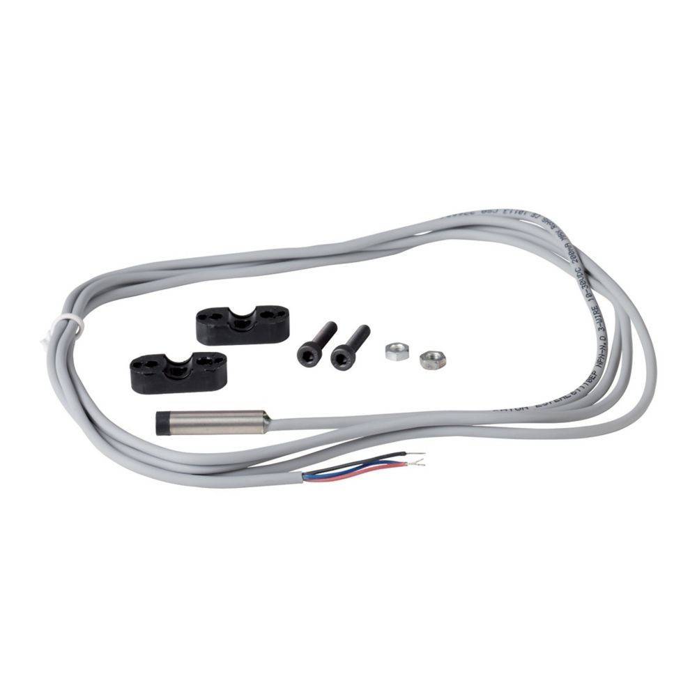 Ein Sensorbausatz mit einem Kabel, zwei schwarzen Befestigungsklammern, zwei Schrauben und zwei Muttern, der vor einem weißen Hintergrund präsentiert wird.