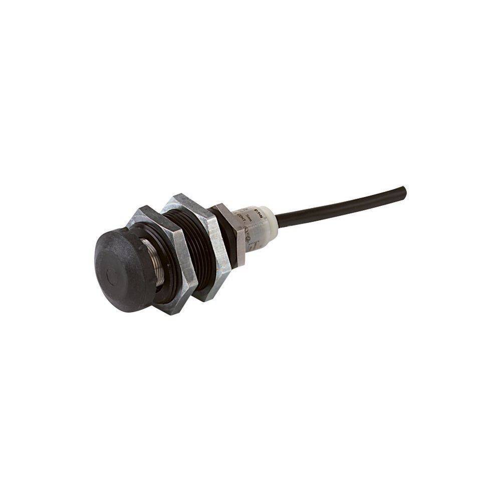 Ein zylindrischer Sensor mit einem schwarzen Kabel, ausgestattet mit einem metallfarbenen Gewindekörper und einer schwarzen kuppelförmigen Spitze, der für Näherungserkennungsanwendungen verwendet wird.