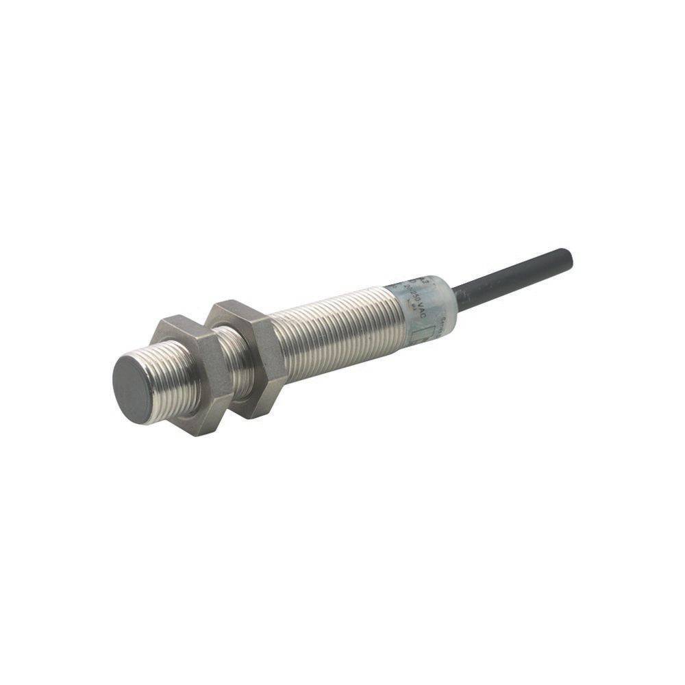 Ein metallischer zylindrischer induktiver Näherungssensor mit Gewinde und Kabel, der häufig zur berührungslosen Erkennung von Metallobjekten verwendet wird.