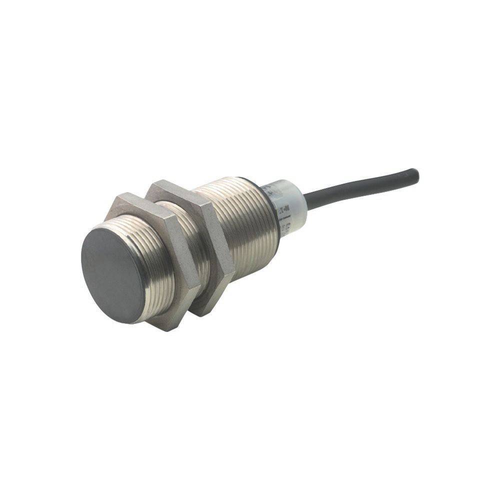 Ein zylindrischer Sensor mit gewindeter Metallgehäuse, schwarzer Sensoroberfläche und angeschlossenem Kabel. Verwendet zur berührungslosen Objekterkennung.