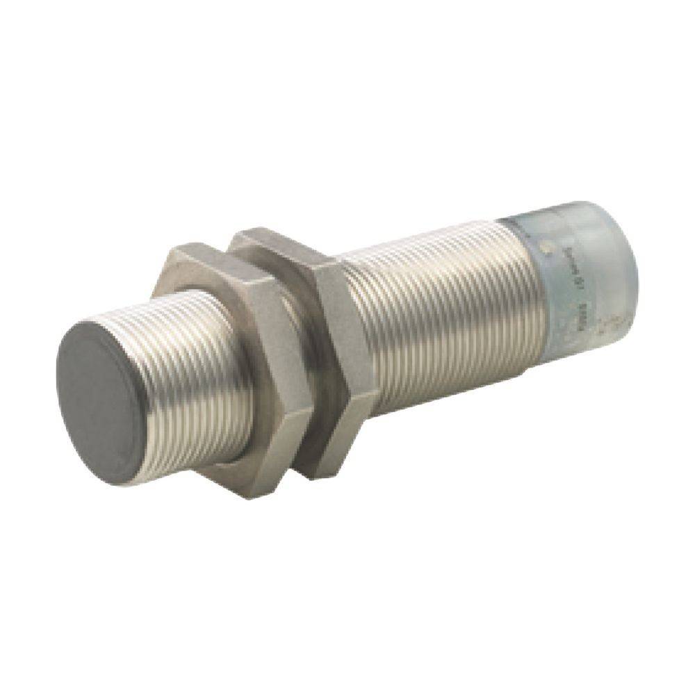 Ein zylindrischer Metallnäherungsschalter mit Gewinde und einer planen Sensoroberfläche, der für die berührungslose Erkennung von Metallteilen konzipiert ist.
