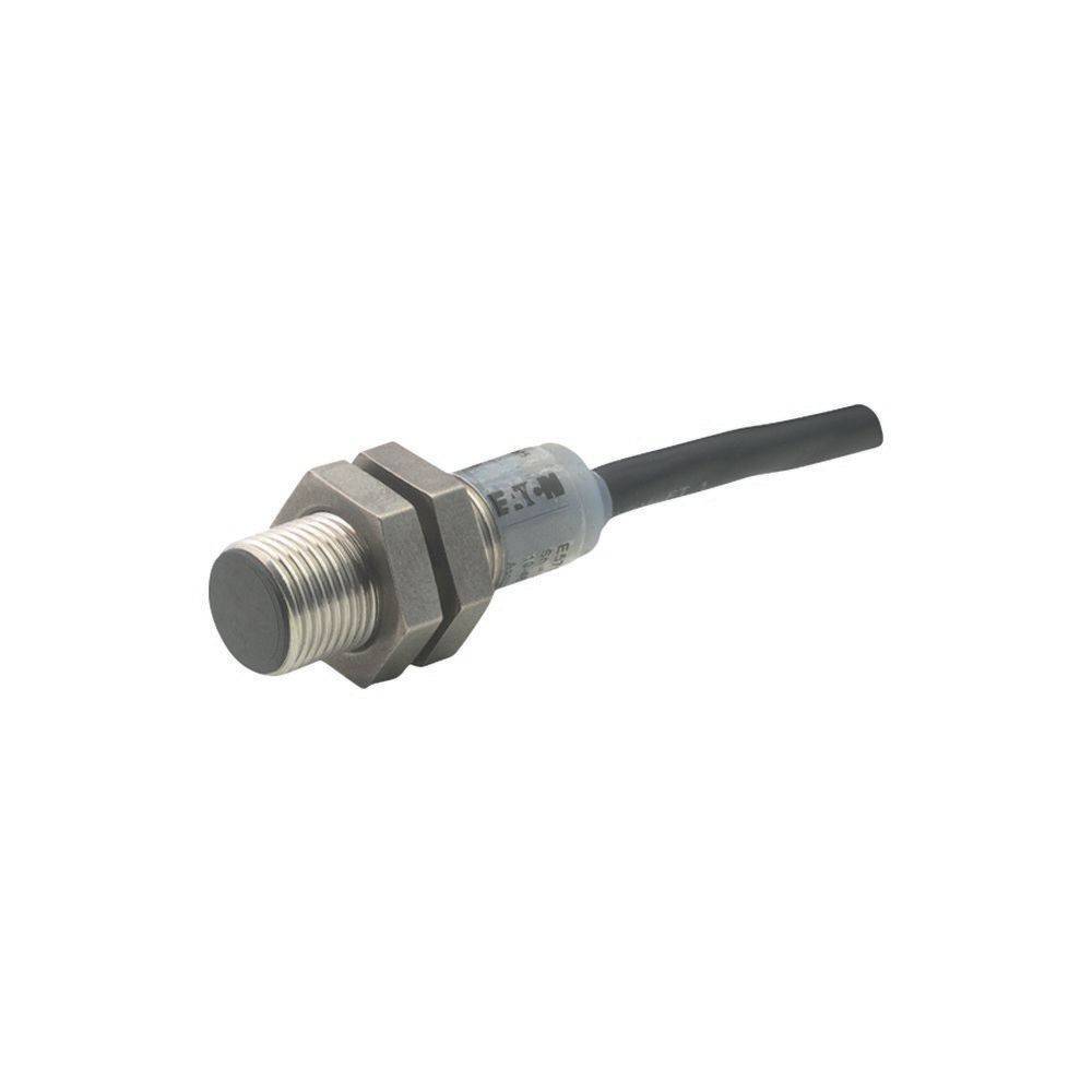 Ein zylindrischer metallischer Näherungssensor mit einem angeschlossenen schwarzen Kabel, der zur berührungslosen Objekterkennung verwendet wird.