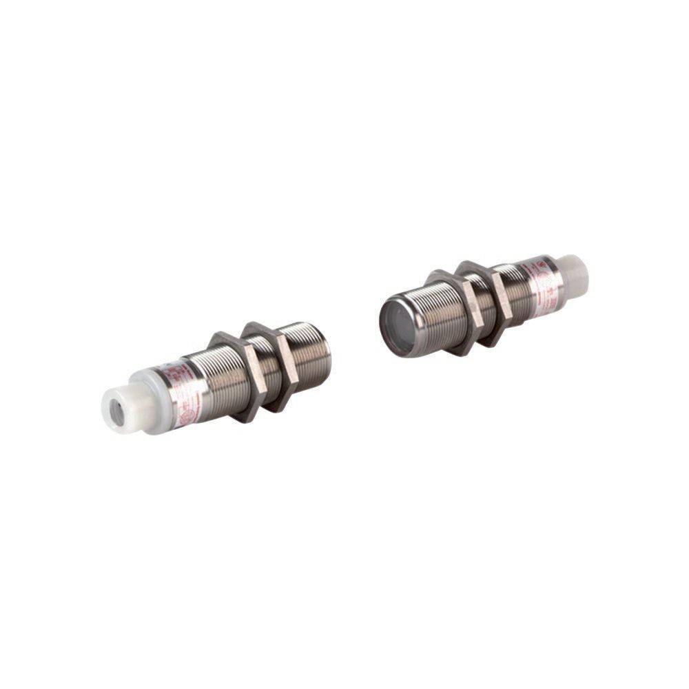 Zwei metallische zylindrische Sensoren mit Gewindekörpern, einer mit einer weißen Plastikkappe, der andere mit einer dunklen Linse, horizontal positioniert.