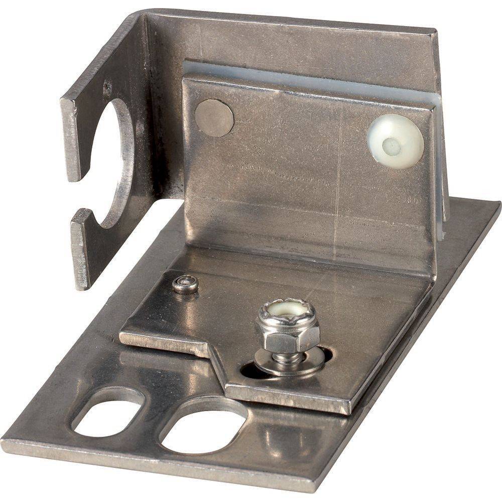 Eine Metallhalterung mit verstellbaren Komponenten und mehreren Schraublöchern, die zum Befestigen oder Sichern von Objekten in Bauprojekten verwendet wird.