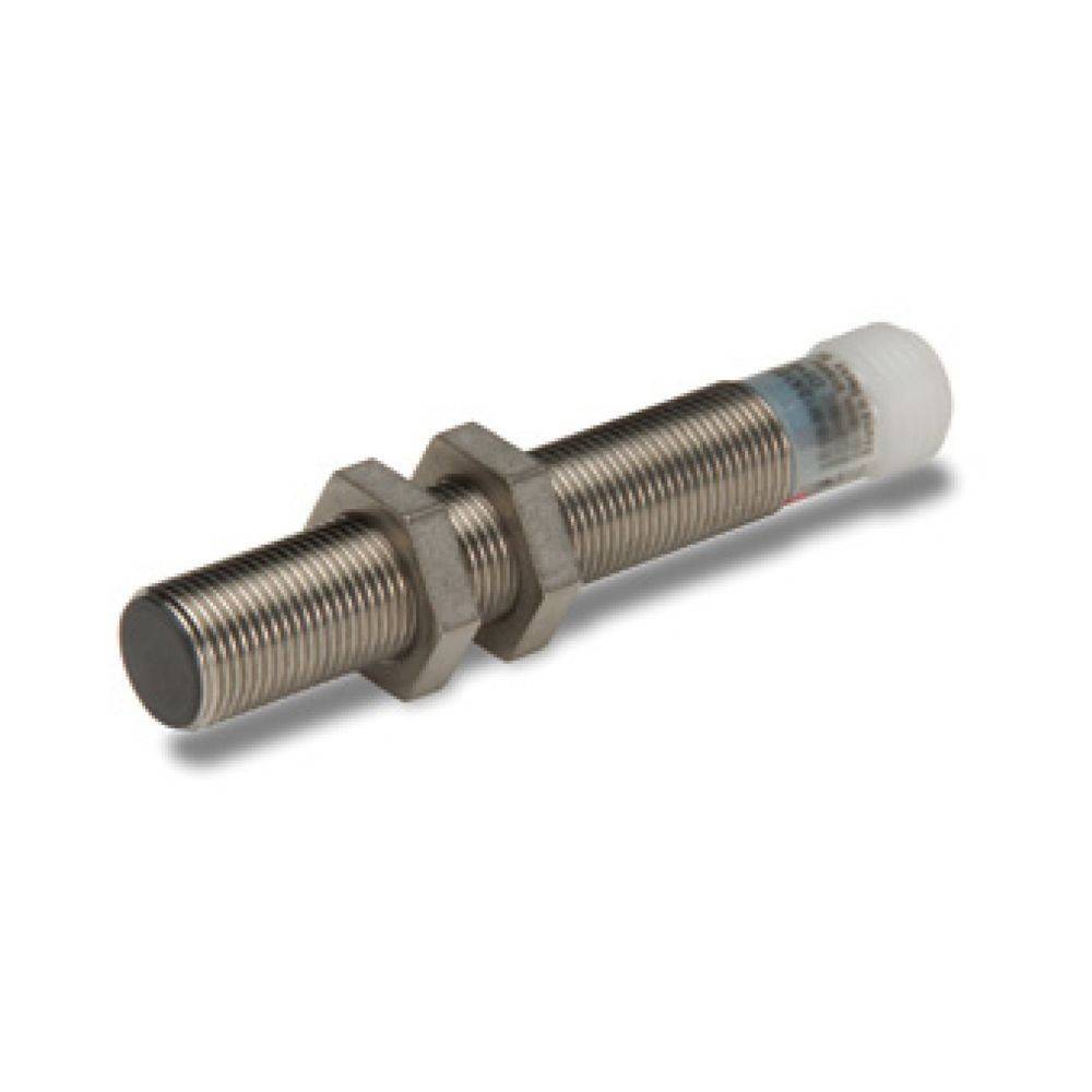 Ein Metallzylinder mit Gewindegehäuse und zwei Sechskantmuttern, der einem Sensor oder mechanischen Teil ähnelt, isoliert auf einem weißen Hintergrund.