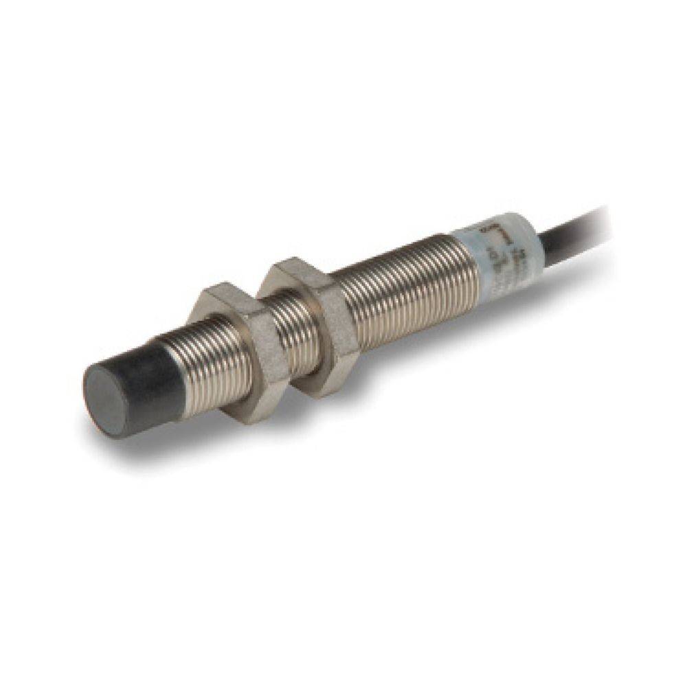 Ein metallischer zylindrischer Sensor mit Gewindekörper und Kabelanschluss, der zur Objekterkennung oder Abstandsmessung verwendet wird.