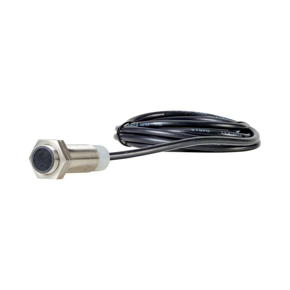 Ein metallischer zylindrischer Sensor mit einer schwarzen Sensoroberfläche, angeschlossen an ein spiralförmiges schwarzes Kabel, geeignet für industrielle oder Automatisierungsanwendungen.