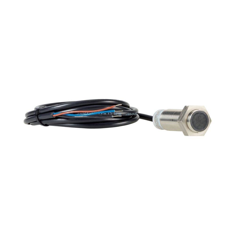 Ein zylindrischer Sensor mit einem metallischen Gehäuse und einer Sechskantmutter, angeschlossen an ein schwarzes Kabel mit mehreren am Ende freiliegenden Drähten.