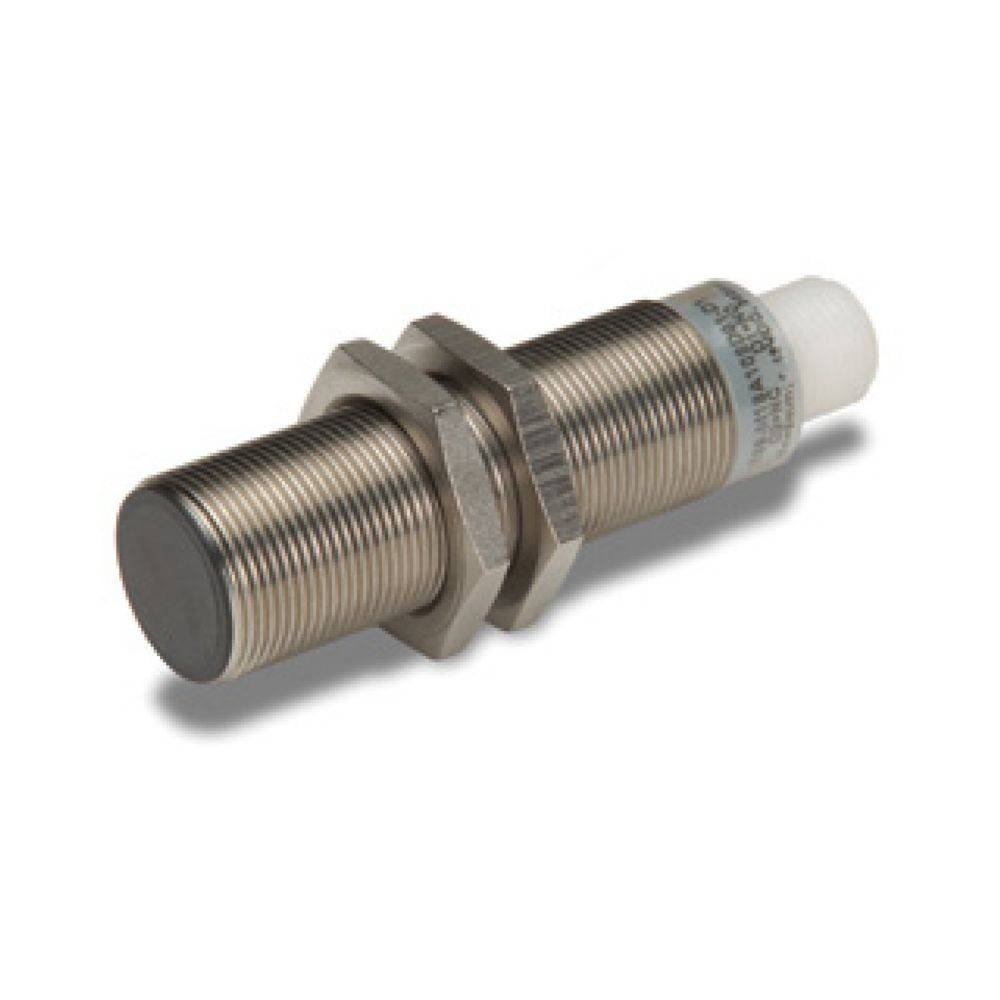 Ein zylindrischer Metallsensor mit Gewindekörper und flacher Sensoroberfläche, der typischerweise zur Näherungserkennung in industriellen Umgebungen eingesetzt wird.