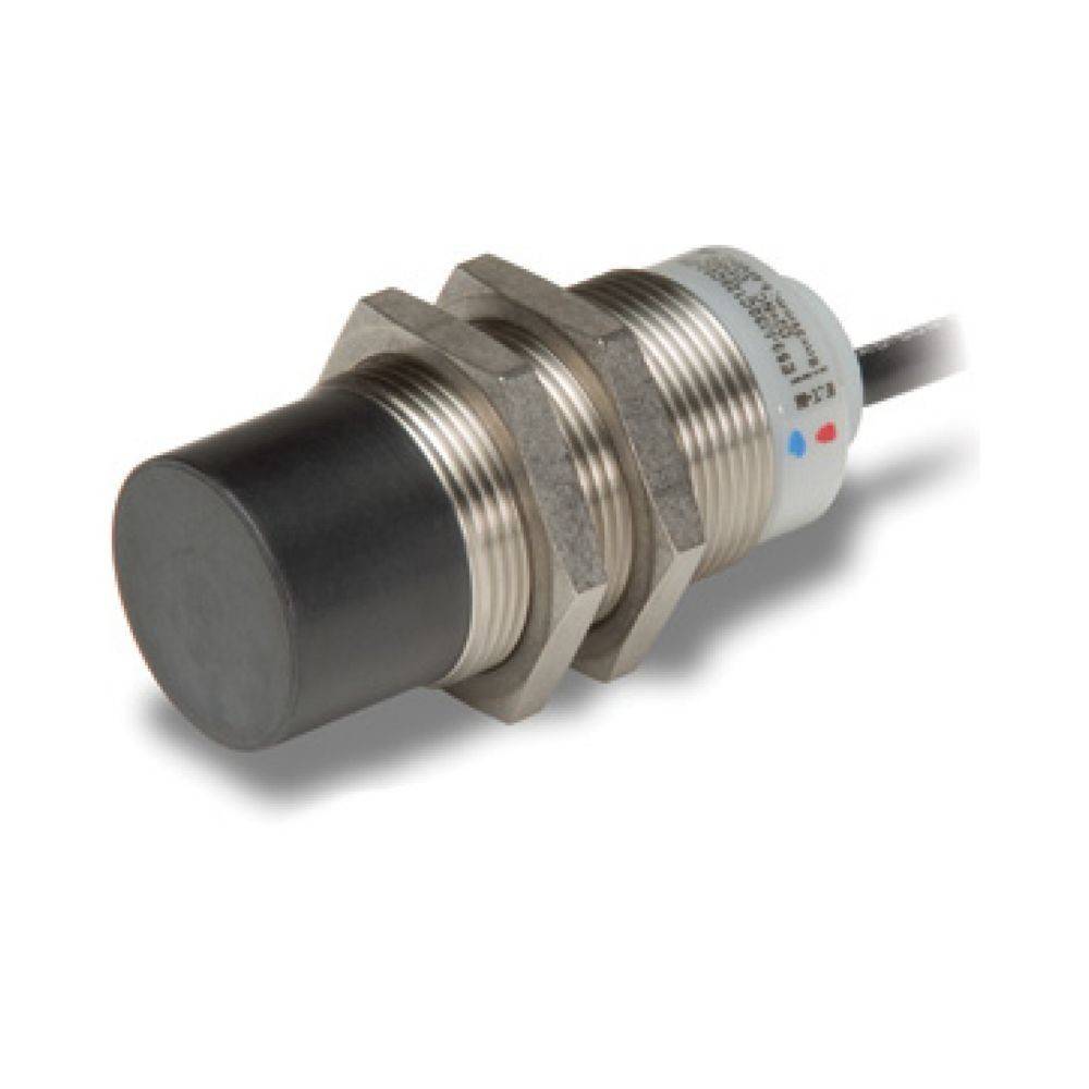 Ein zylindrischer induktiver Sensor mit metallischem Gewinde und schwarzer Kunststoffspitze, verwendet zum berührungslosen Erkennen von Metallgegenständen.