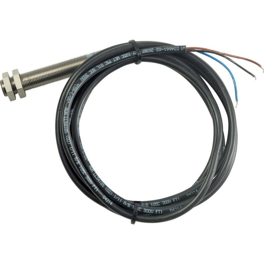 Ein zylindrischer Näherungssensor mit einem Metallgehäuse mit Gewinde und angeschlossenem Kabel. Das Kabel hat vier farbige Drähte, die am Ende freigelegt sind.