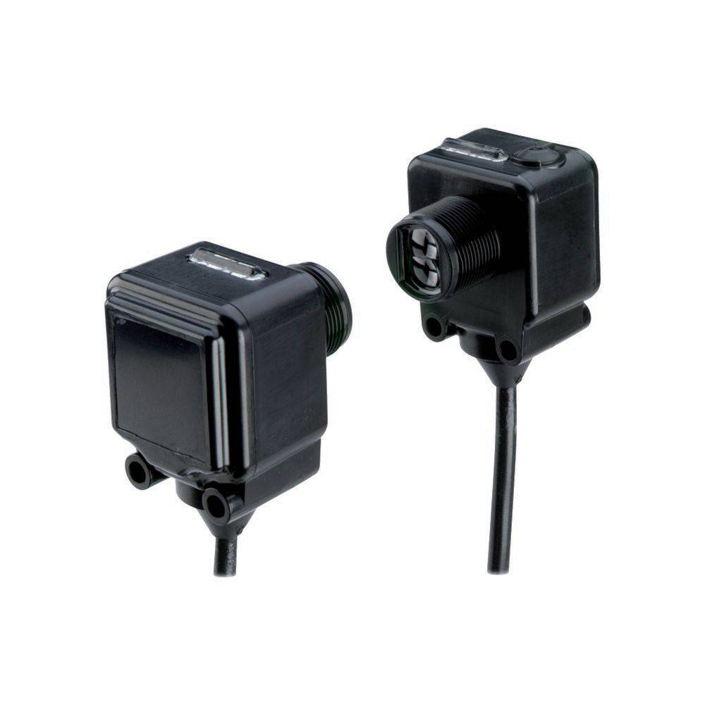 Zwei schwarze, quadratische Sensoren mit Kabeln, die für elektronische oder industrielle Anwendungen konzipiert sind, sind nebeneinander vor einem weißen Hintergrund positioniert.