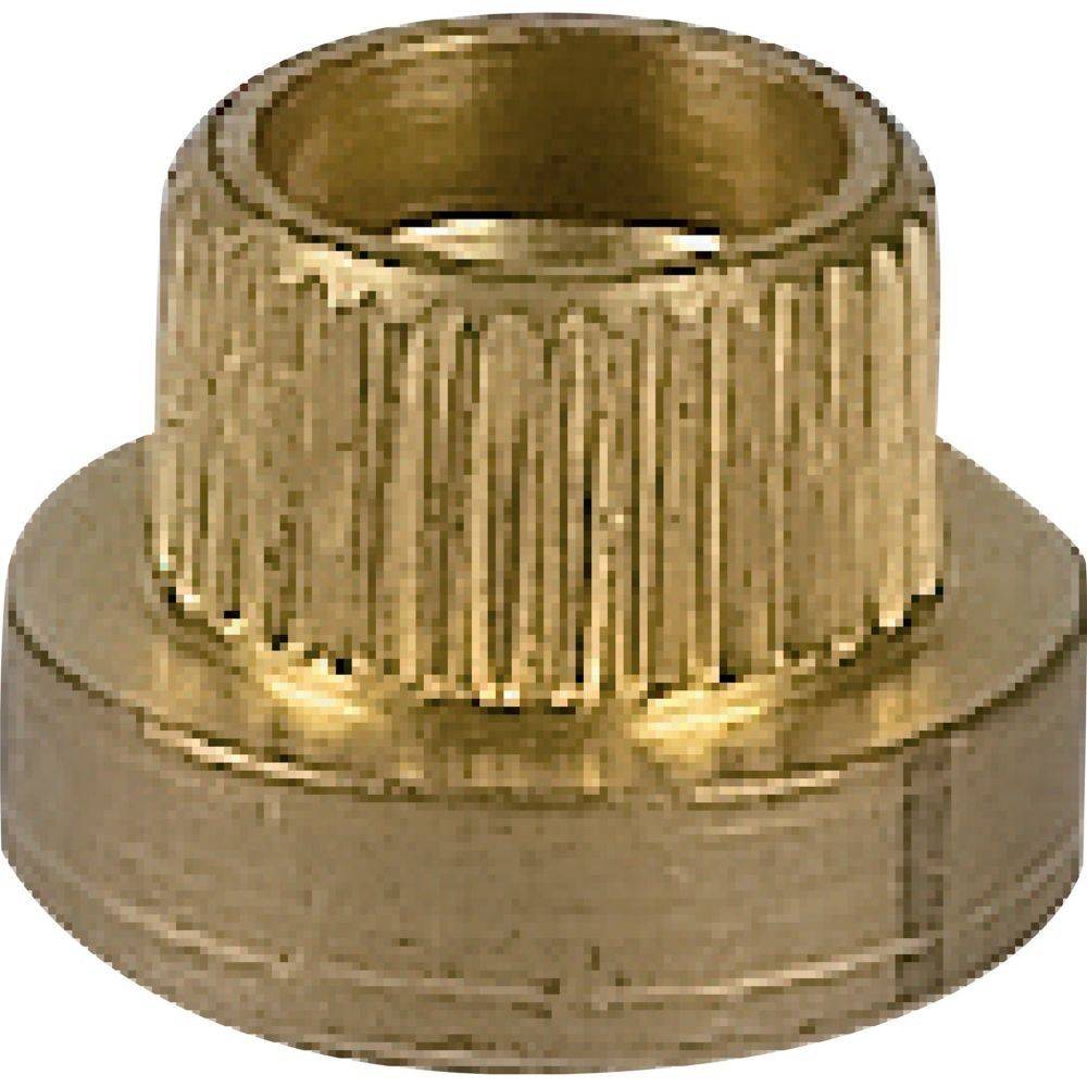 Eine Messingmutter mit strukturierter, gerippter Oberfläche und flacher Basis, die für sichere Befestigung in Sanitär- oder mechanischen Anwendungen verwendet wird.