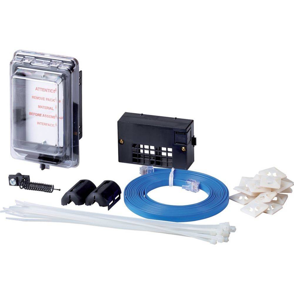 Satz von HVAC-Installationskomponenten, bestehend aus einer transparenten Abdeckung, einer schwarzen Box, blauen Schläuchen, Kabelbindern, einem schwarzen Sensor und weißen Anschlüssen.