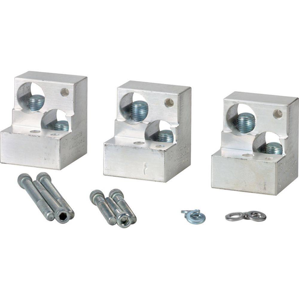 Drei Aluminium-Endverbinder mit Schrauben und Unterlegscheiben, verwendet für elektrische Verbindungen, in einer Reihe auf einem weißen Hintergrund angeordnet.