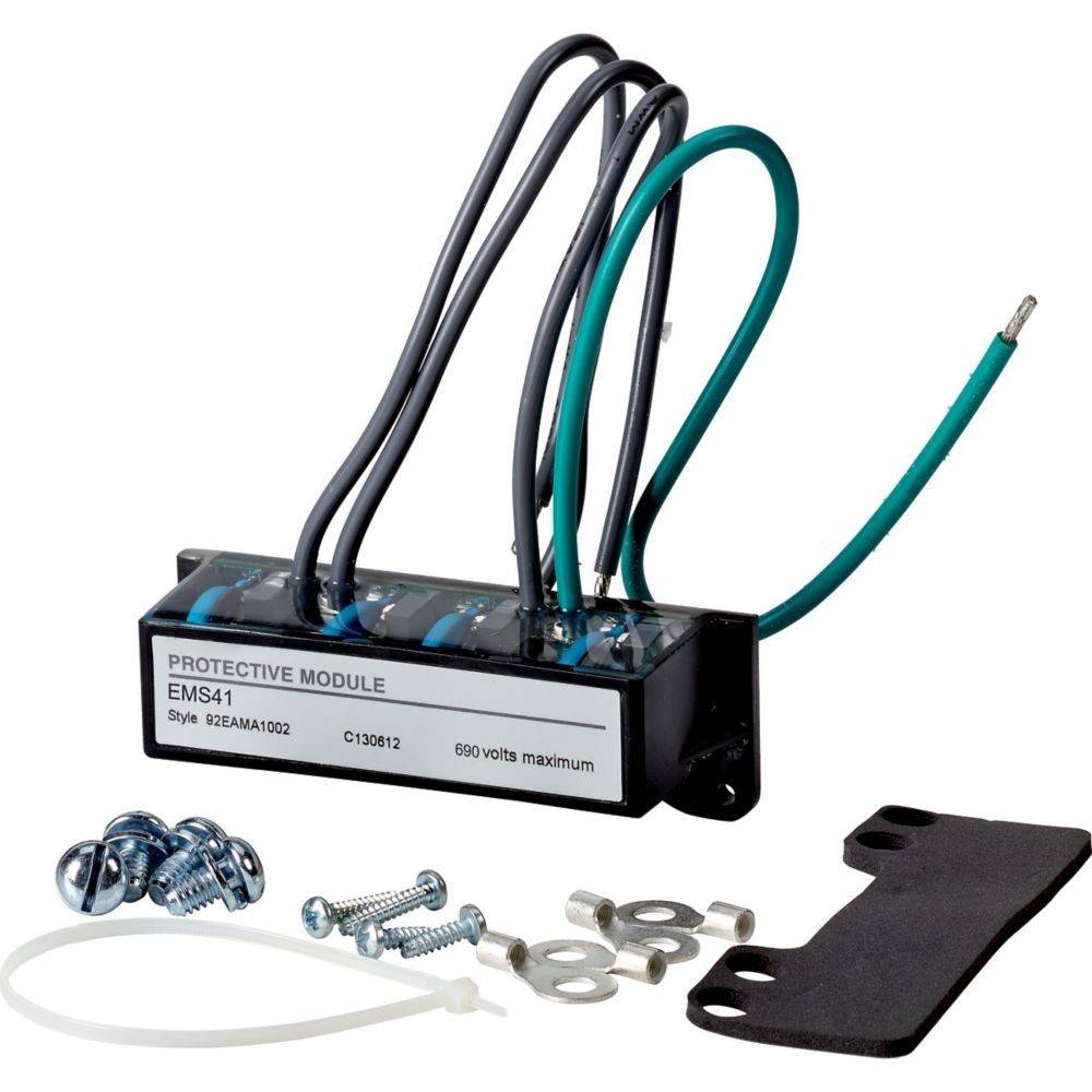 Ein Schutzmodul mit mehreren Kabeln und Anschlüssen. Enthält Schrauben und Unterlegscheiben für die Installation. Text lautet 'Protective Module EMS41'.
