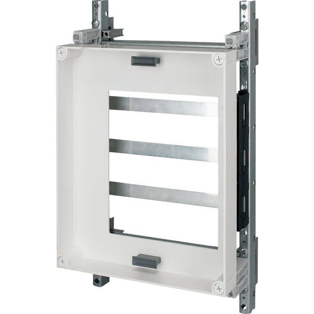 Ein leerer weißer Kunststoff-Elektrogehäuse mit drei horizontalen Metallstangen im Inneren, montiert auf einer Metallhalterung.