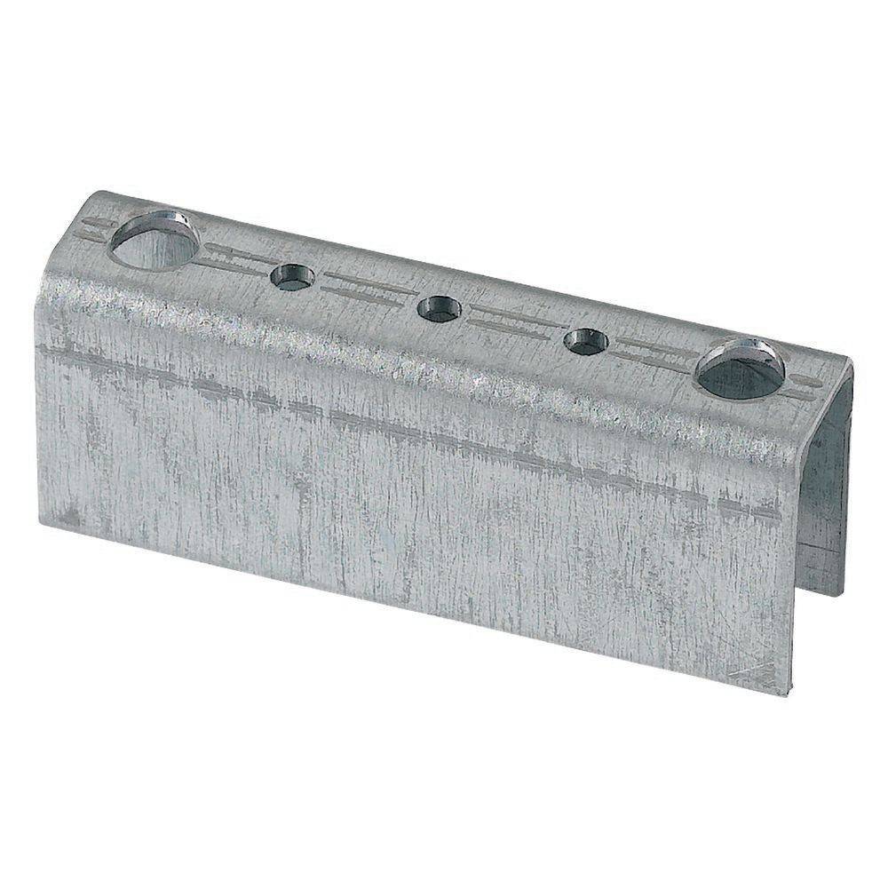 Eine metallische Regalhalterung mit einem U-förmigen Kanal, die mehrere Schraubenlöcher aufweist und zum Tragen von Regalen oder Lagereinheiten verwendet wird.