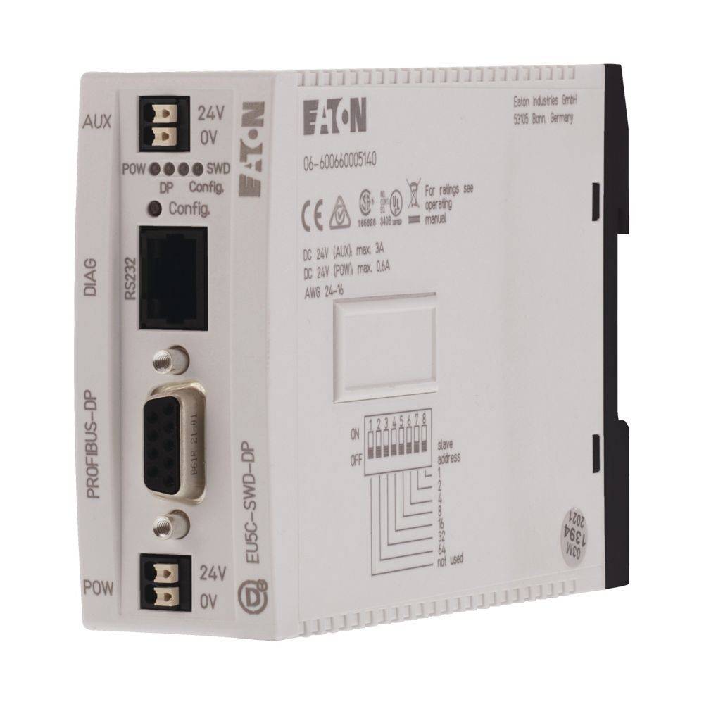 Ein weißes Eaton EU5C-SWD-DP-Modul mit verschiedenen Anschlüssen, Beschriftungen und Sicherheitsmarkierungen. Es enthält AUX-, PROFIBUS-DP- und RS232-Anschlüsse.