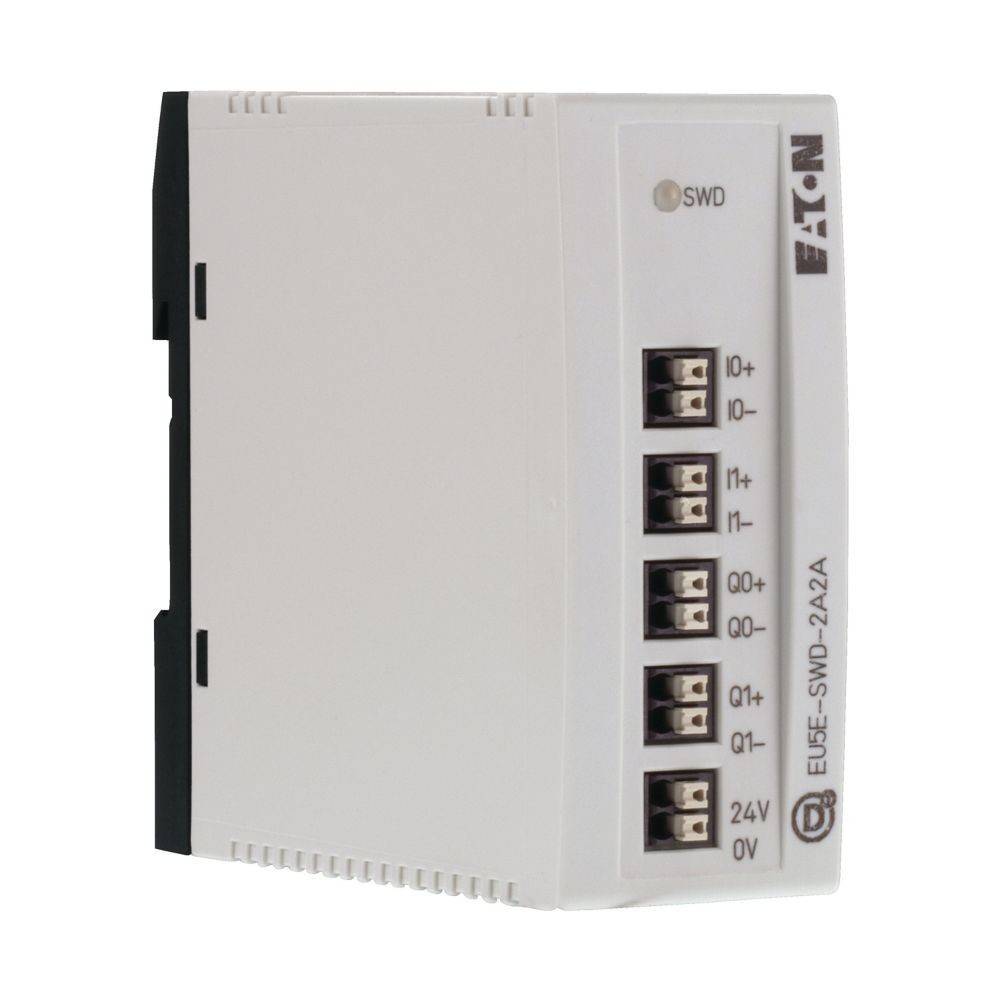 Eaton EU5E-SWD-2A2A Gerät mit fünf beschrifteten Anschlüssen: SWD, 0V, 2 Kanäle für 8+, und zwei 24V-Anschlüssen, verwendet in elektrischen Anordnungen.