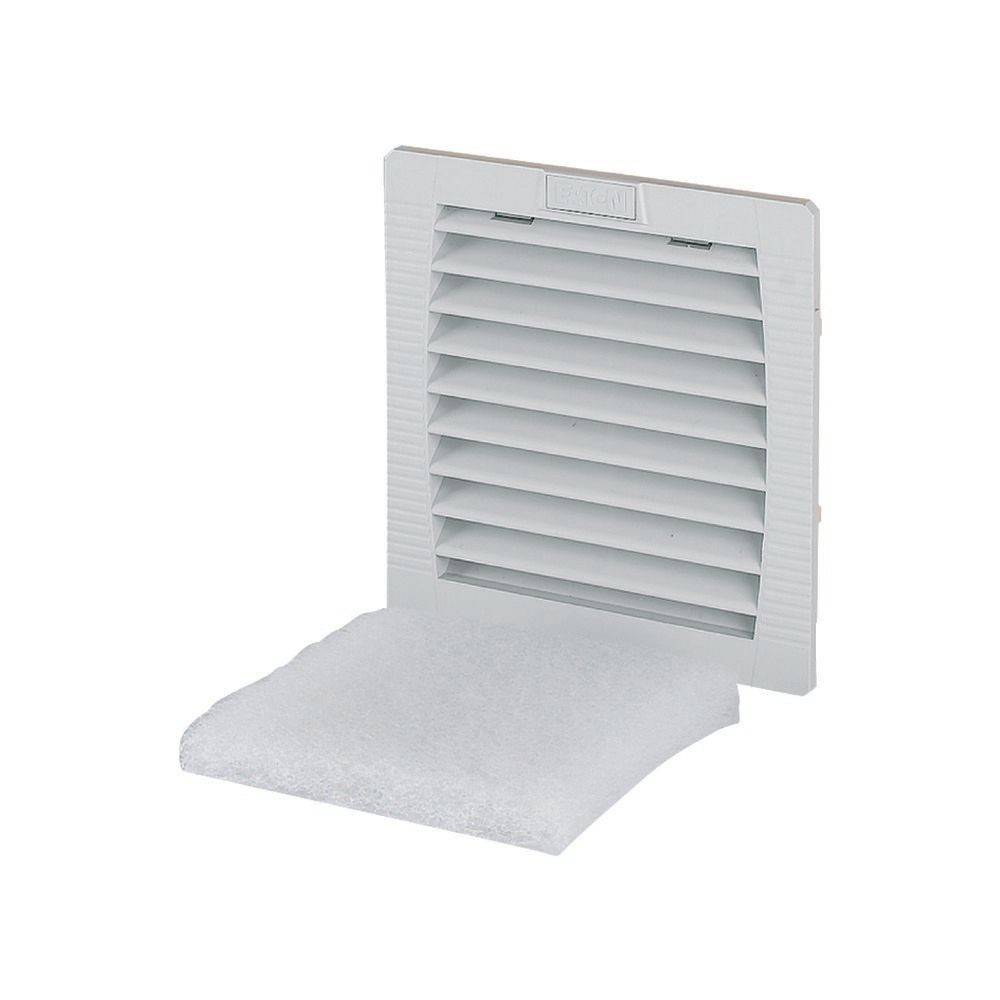 Ein weißer Lüftungsgitter mit horizontalen Lamellen ist zu sehen, wobei ein flacher, quadratischer Filter teilweise eingesetzt ist. Das Design deutet auf Luftzirkulation und Filtration hin.