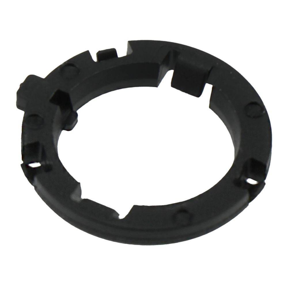 Ein schwarzer Kunststoffring mit einer ringförmigen Geometrie, der Einkerbungen und Rillen aufweist und möglicherweise als Abstandshalter oder Halterung in mechanischen Baugruppen verwendet wird.