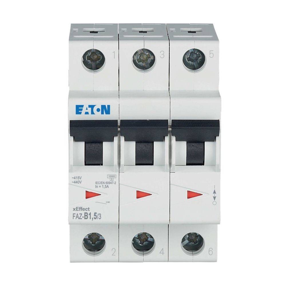 Eaton xEffect FAZ-B1/3 Leistungsschalter mit drei Schaltern und beschrifteten Anzeigen für Spannungs- und Stromkapazität.