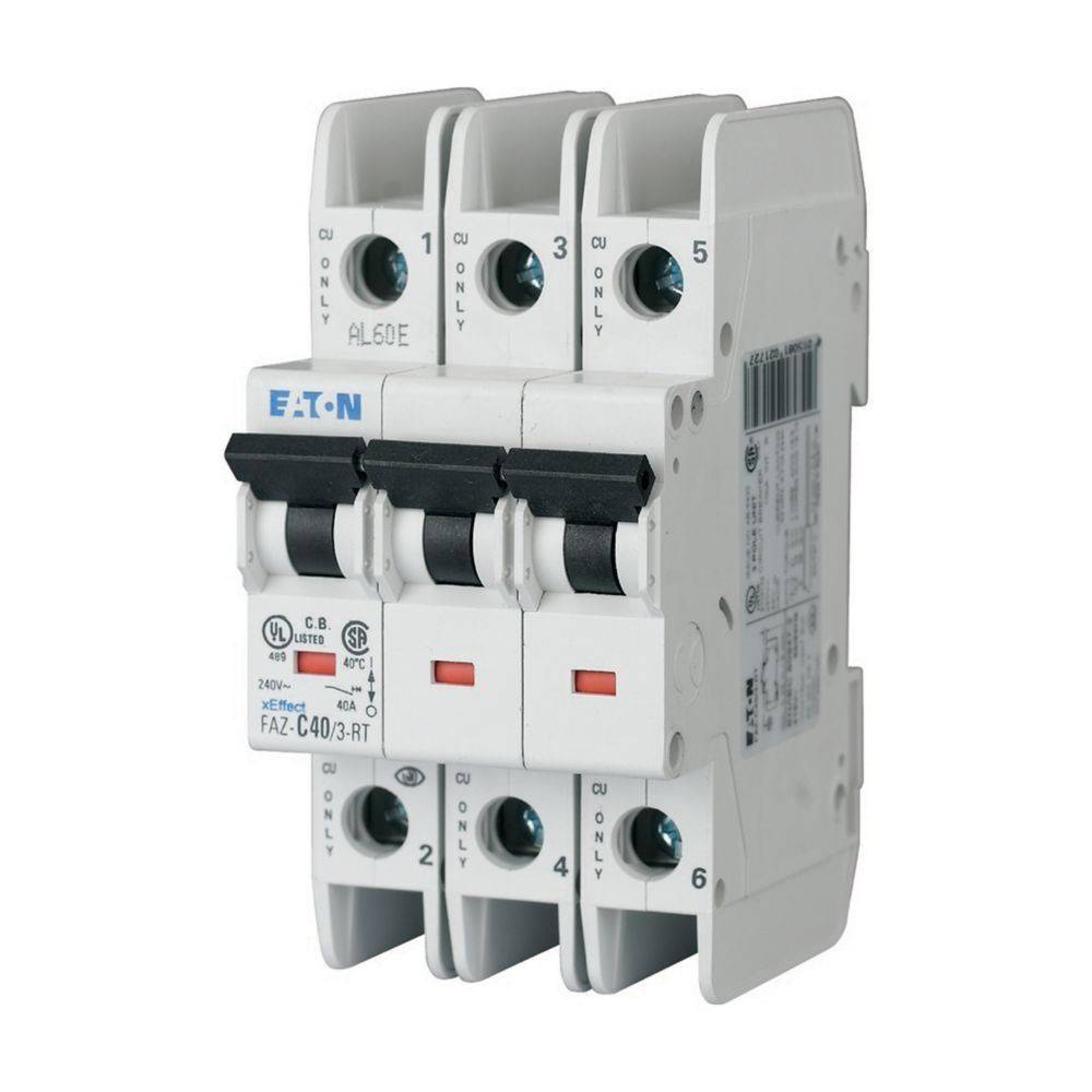 Ein dreiphasiger Leistungsschalter, gekennzeichnet mit 'Eaton', mit technischen Spezifikationen auf der Vorderseite. Verwendet zur elektrischen Sicherheit in Wohn- oder Gewerbegebäuden.