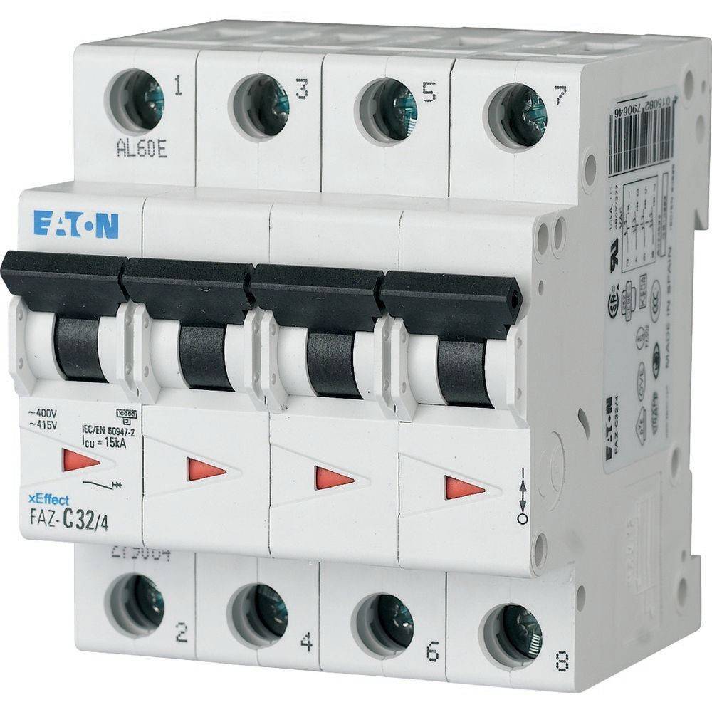 Sicherungsautomat mit vier Schaltern, bezeichnet als 'Eaton FAZ-C32/4', verwendet für elektrische Sicherheit in industriellen oder residenziellen Umgebungen.